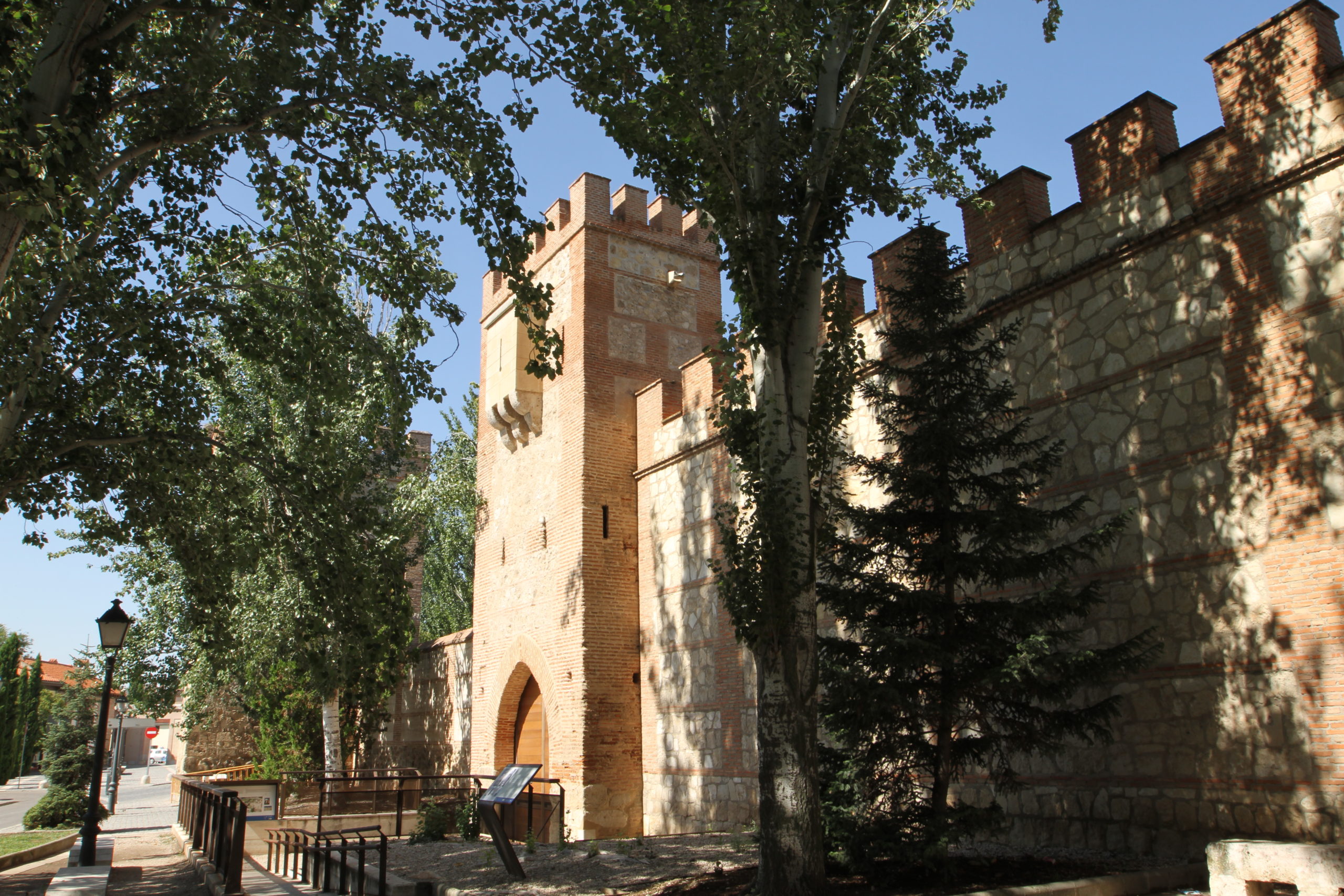 Qué ver en Alcalá de Henares Murallas Medievales y Puerta de Madrid