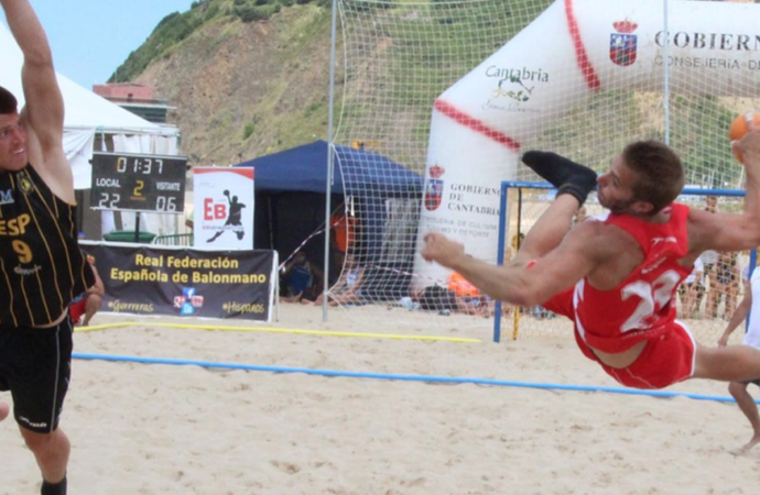 Las selecciones absolutas de balonmano playa de España se entrenan en la UAH