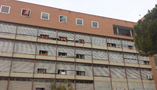 Los vecinos denuncian la inseguridad y el mal estado del antiguo Ambulatorio del Val en Alcalá