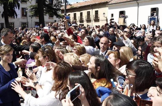 …Y los Reyes se dieron un baño de masas en Alcalá