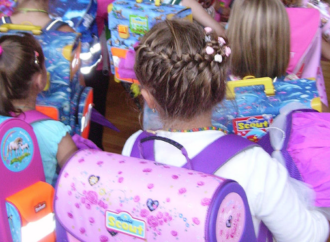 El peso de las mochilas incrementan la visita de los niños al fisioterapeuta