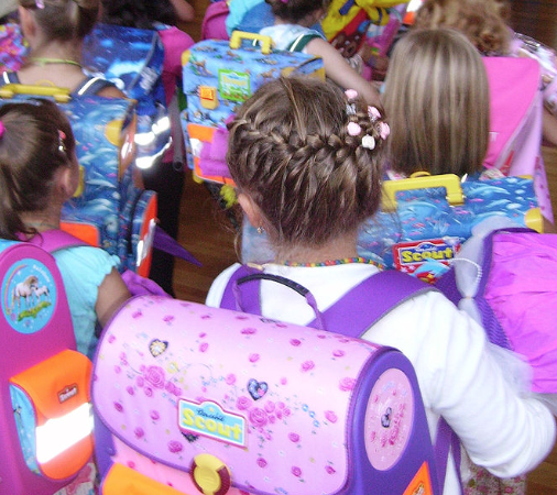 El peso de las mochilas incrementan la visita de los niños al fisioterapeuta