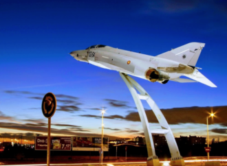 Así será la nueva rotonda de acceso a la Ciudad del Aire de Alcalá, con avión caza F-4 incluido