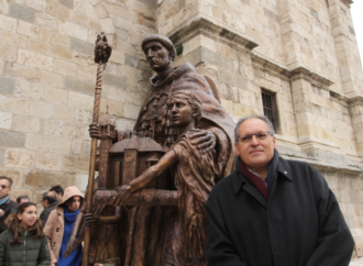 Estatua inédita en Alcalá: Cisneros y los Santos Niños ya lucen en la Catedral