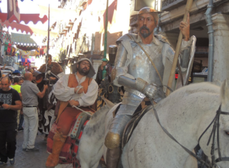 Don Quijote lidera el desfile de personajes del Mercado Cervantino de Alcalá de Henares