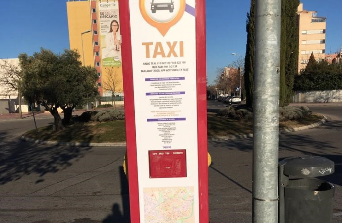 Las paradas de taxis de Alcalá de Henares estrenan nuevos paneles informativas