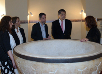 El premio Cervantes Sergio Ramírez visita la exposición en Alcalá «Centroamérica Cuenta»