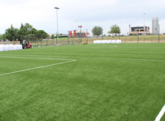 Alcalá renueva el césped artificial de los campos de fútbol-7 municipales