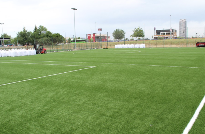 Alcalá renueva el césped artificial de los campos de fútbol-7 municipales