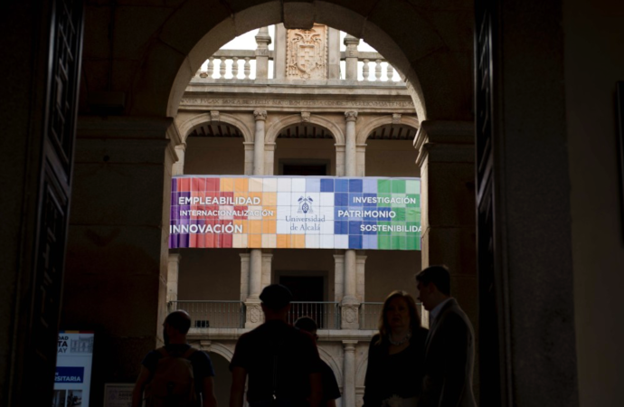 Un espectacular «Video Mapping» en la fachada de la Universidad de Alcalá cerró un magnífico Open Day