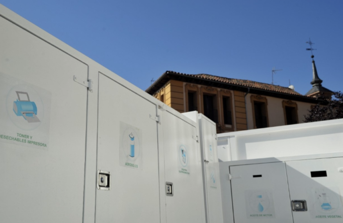 Un punto limpio móvil y nuevos contenedores con nuevo diseño en Alcalá