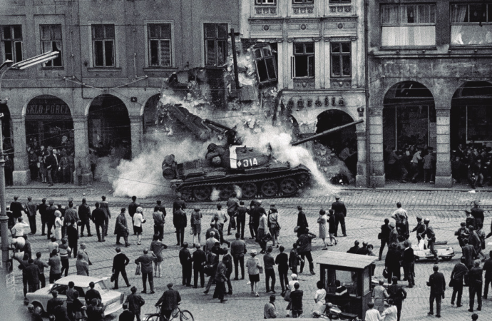 Alcalá acoge la exposición de PHotoESPAÑA sobre la Primavera de Praga en 1968