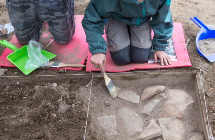 Más de 3.400 niños se convirtieron en arqueólogos por un día en Alcalá de Henares