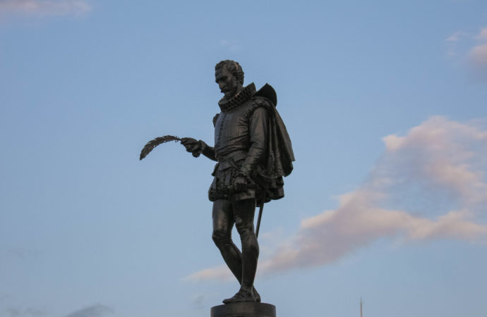 Homenajes a Cervantes bajo la lluvia de Alcalá en este 23 de abril, Día de Mundial del Libro