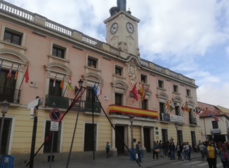 Alcalá cuelga en el balcón la bandera de España y la de las 17 comunidades autónomas