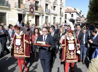 Alcalá de Henares ‘procesiona’ la partida bautismal de Cervantes