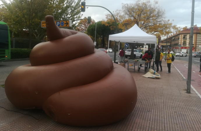 Una caca gigante hinchable ‘toma’ Alcalá de Henares para concienciar a los vecinos