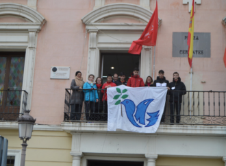 La bandera de la Paz ya cuelga del balcón del Ayuntamiento de Alcalá gracias a la labor de los estudiantes