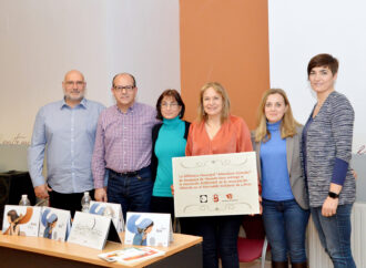 Los responsables de ‘Bubisher: Un bibliobús para el Sáhara’ reciben el dinero del mercadillo solidario de Azuqueca