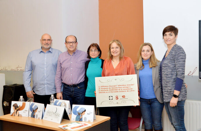 Los responsables de ‘Bubisher: Un bibliobús para el Sáhara’ reciben el dinero del mercadillo solidario de Azuqueca