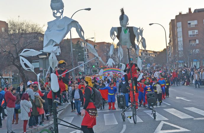 Coslada salió a la calle este fin de semana para celebrar un carnaval con mucho colorido, música y diversión