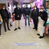 Torrejón distribuye vinilos a los comerciantes para marcar en el suelo la distancia de seguridad entre clientes