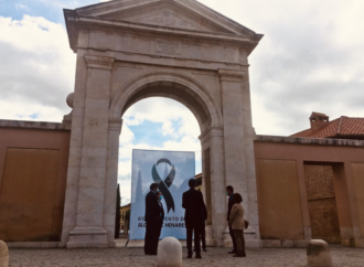 Alcalá recuerda a sus cerca de 750 víctimas con un crespón negro y un minuto de silencio en la Puerta de Madrid