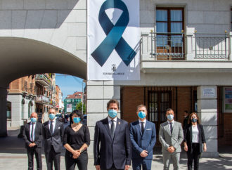 Un gran crespón negro en la fachada del ayuntamiento de Torrejón en recuerdo a las víctimas del coronavirus