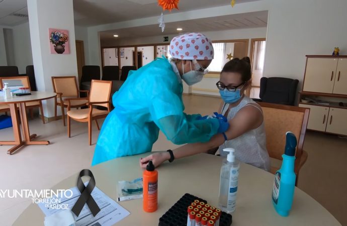 Torrejón termina con éxito  la primera jornada del «macrotest coronavirus» y no se da por aludido sobre las advertencias de sanción que lanza sanidad