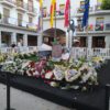 Los pañuelos de las peñas de Torrejón adornan la fachada del ayuntamiento en homenaje a las fiestas y a las víctimas del COVID-19