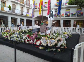 Los pañuelos de las peñas de Torrejón adornan la fachada del ayuntamiento en homenaje a las fiestas y a las víctimas del COVID-19