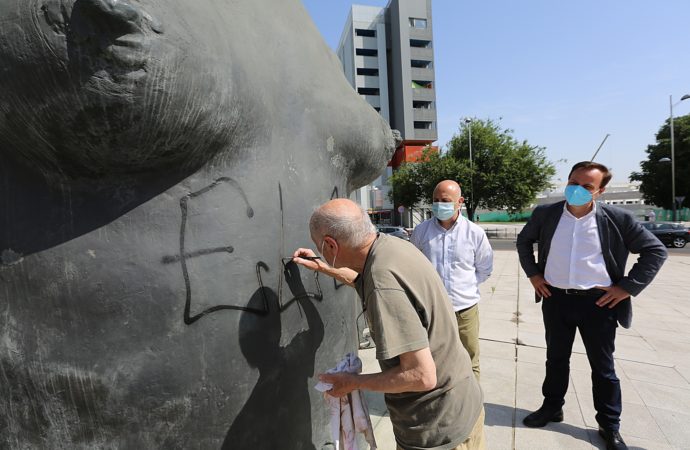 Vandalizan la escultura «La Mujer de Coslada» de Antonio López