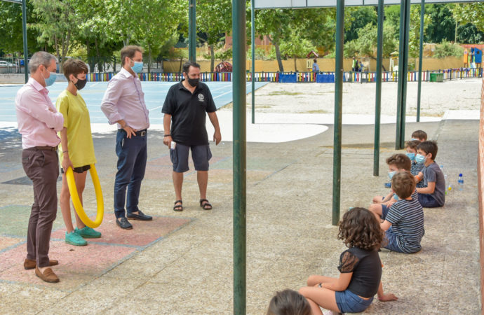 Los niños que participan en el programa Colevacaciones de verano de Torrejón recibieron la visita del alcalde