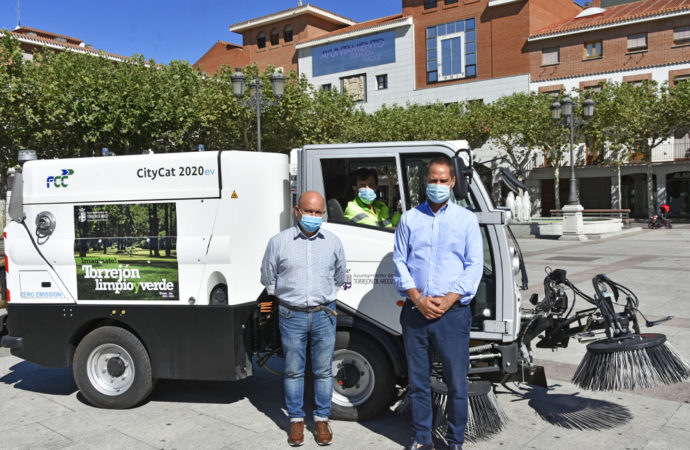 Torrejón incorpora una nueva barredora eléctrica a la flota de vehículos del servicio municipal de limpieza