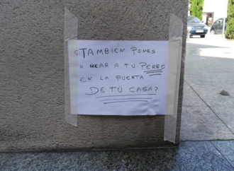 «¿Pones a mear a tu perro en la puerta de tu casa?» El mensaje para un vecino incívico de Alcalá de Henares