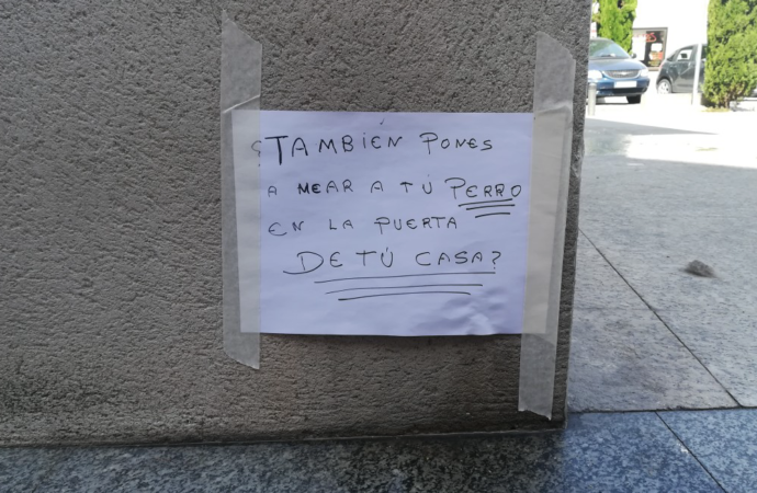 «¿Pones a mear a tu perro en la puerta de tu casa?» El mensaje para un vecino incívico de Alcalá de Henares