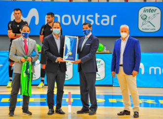 El Inter Movistar reconoce la labor de Torrejón en favor del deporte entregando la medalla de campeones al alcalde