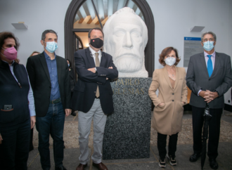 La vicepresidenta Carmen Calvo visita la biblioteca de la Fundación Pablo Iglesias en Alcalá de Henares