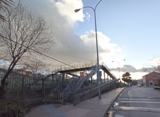Reabre la pasarela peatonal sobre las vías de tren junto al Barrio de los Nogales de Alcalá 