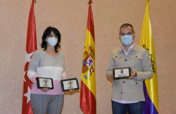 Torrejón dona tablets a la Asociación de Familias Afectadas por Daño Cerebral Sobrevenido