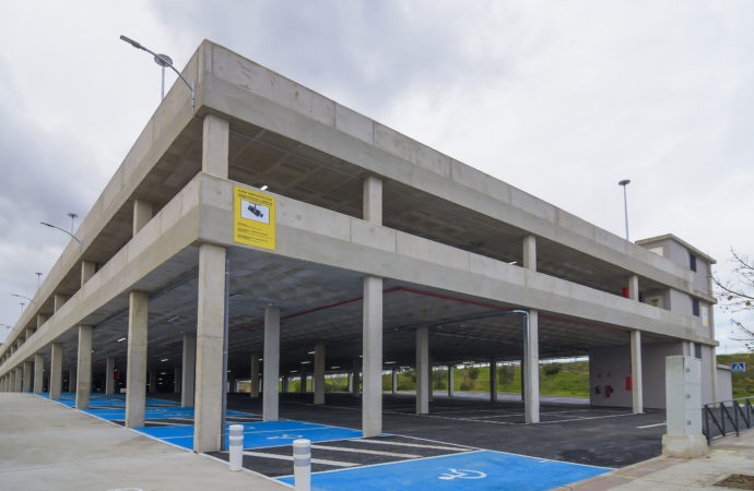 El nuevo aparcamiento gratuito de Torrejón situado junto al Hospital Universitario y la estación de tren Soto del Henares ya está abierto