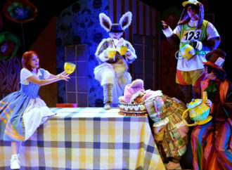 El Teatro Municipal de Torrejón acoge este lunes y martes el espectáculo infantil “Alicia en el Musical de las Maravillas”