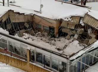 La nieve hunde las pérgolas del Colegio Infanta Catalina y el tejado de un bar en Alcalá