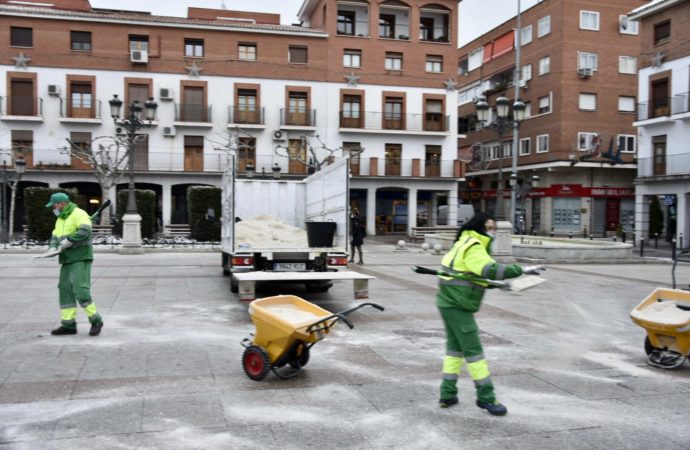 Torrejón pone a disposición de los vecinos 7.000 palas para que colaboren en la retirada de nieve de calles y aceras