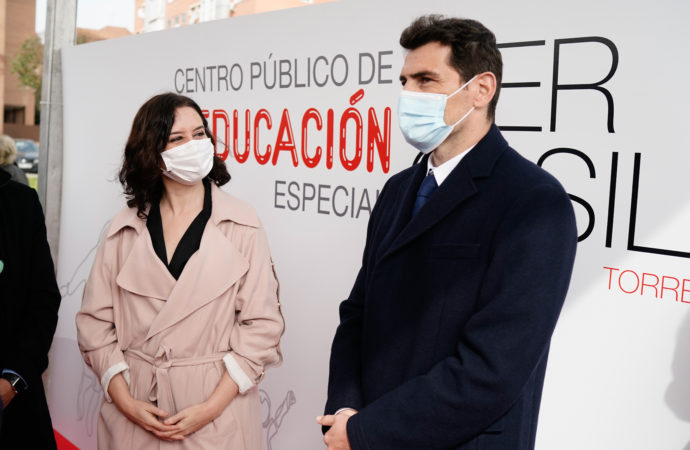 Iker Casillas y Díaz Ayuso presentan en Torrejón el Centro Público de Educación Especial que llevará el nombre del ex futbolista