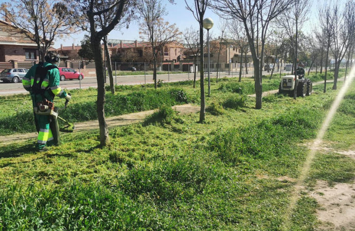 Arranca la campaña de limpieza de primavera en los parques y calles de Azuqueca