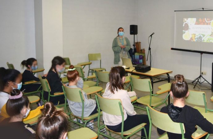 El Hospital de Torrejón desarrolla una formación sobre hábitos alimentarios a niñas del Club de Gimnasia Torrejón