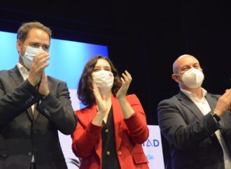 La candidata popular a la presidencia de la Comunidad, Isabel Díaz Ayuso, arropada por Ignacio Vázquez y Pedro Rollán en su visita a Torrejón