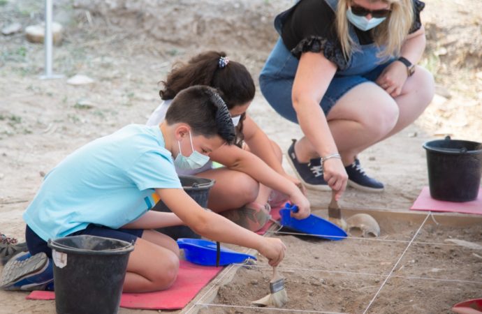 Los niños de Alcalá continúan siendo “Arqueólogos por un día” en el yacimiento romano de Complutum