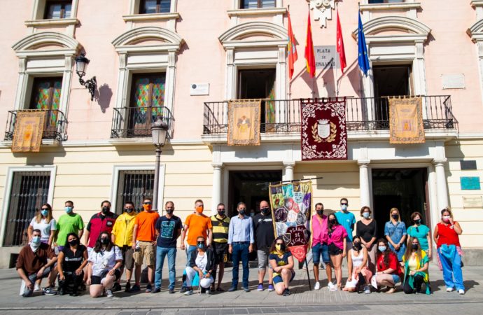 Las Fiestas de Alcalá 2021 arrancan con la colocación de pañuelos y estandarte de las Peñas en el Ayuntamiento